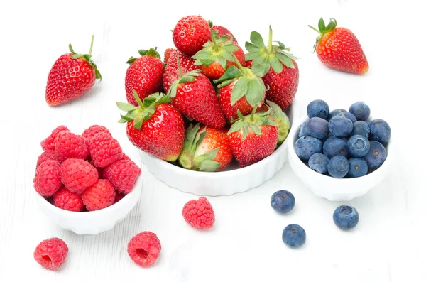 Fresh berries - strawberries, raspberries and blueberries — Stock Photo, Image