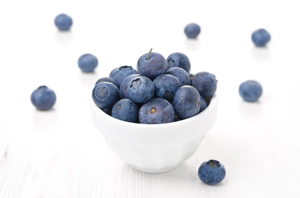 Fresh blueberries in a white bowl — Stock Photo, Image