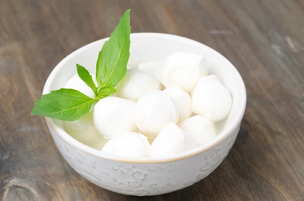 Mozzarella fresca e basilico in una ciotola, primo piano orizzontale — Foto Stock