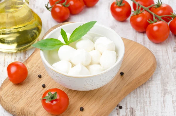 Mozzarella fresca en un bol, tomates cherry y aceite de oliva — Foto de Stock