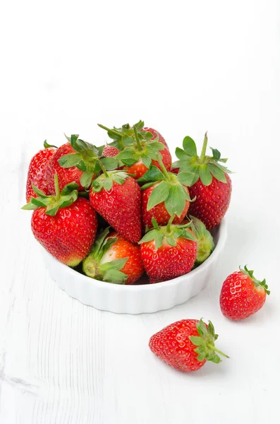 Fresas frescas maduras en un bol, verticales — Foto de Stock