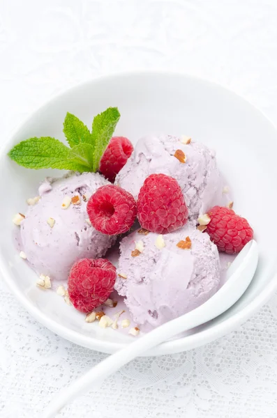 Zmrzlina s čerstvými malinami a mátou v bílé misce — Stock fotografie