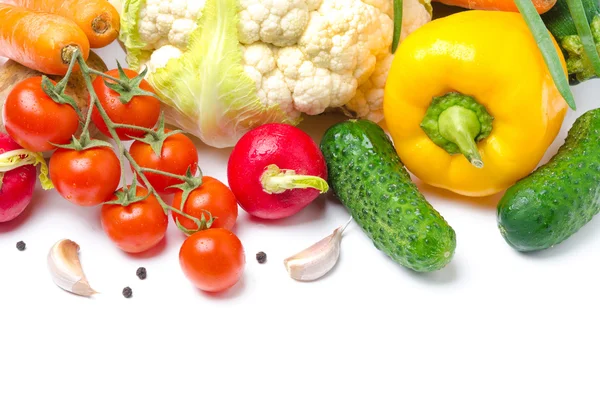 Récolte de légumes de saison sur fond blanc — Photo