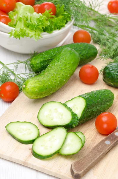 Verse komkommers, tomaten en kruiden — Stockfoto