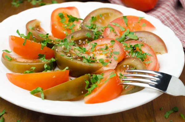 Iki çeşit taze maydanoz yatay ile domates salatası — Stok fotoğraf