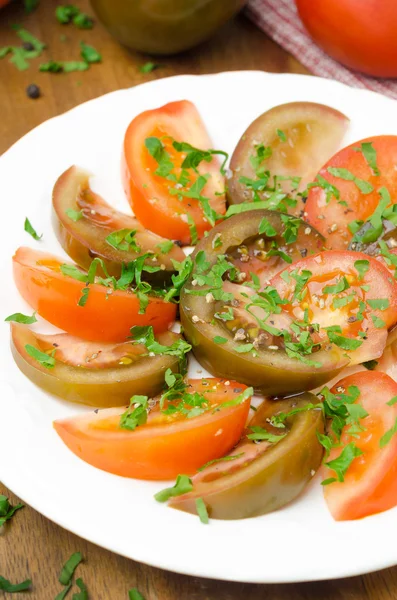 Salad of two varieties of tomatoes with fresh parsley, vertical — Stock Photo, Image