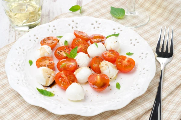 Sallad med mini mozzarella, tomater och färsk basilika — Stockfoto