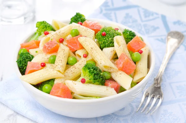 Salad with pasta, salmon, broccoli and green peas — Stock Photo, Image