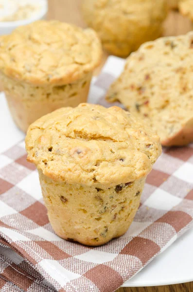 Muffins snack con pimientos secos y cebollas en un plato vertical —  Fotos de Stock