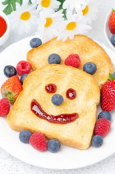 朝食に新鮮な果実、ジャムから笑顔で乾杯します。 — ストック写真