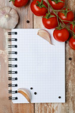 taze domates ve baharat ahşap arka plan kağıt notları