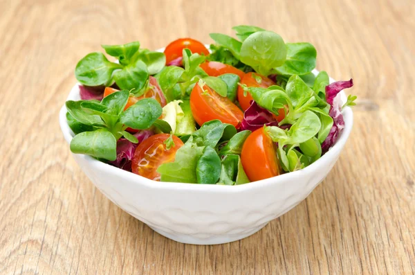 Geassorteerde verse salade en cherry tomaten in een kom — Stockfoto