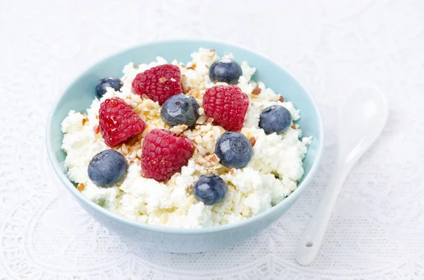 Bowl of cottage cheese with berries, honey, nuts for breakfast — Stock Photo, Image