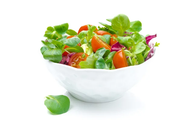 Kom verse salade en cherry tomaten geïsoleerd op wit — Stockfoto