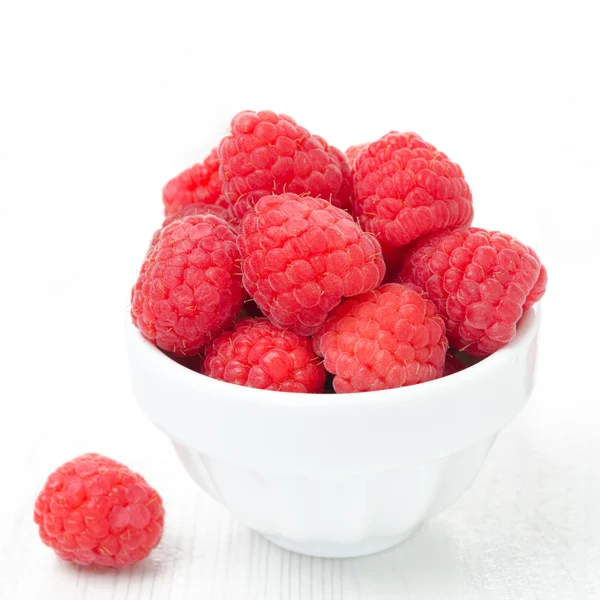Bowl with fresh raspberries on a white background close-up — Stock Photo, Image