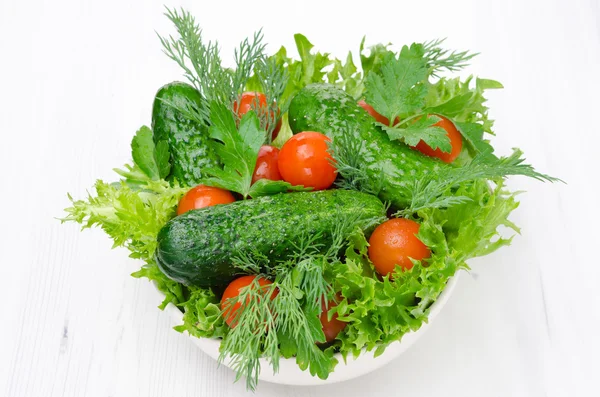 Bowl med friske grønnsaker og urter til salat, horisontalt – stockfoto