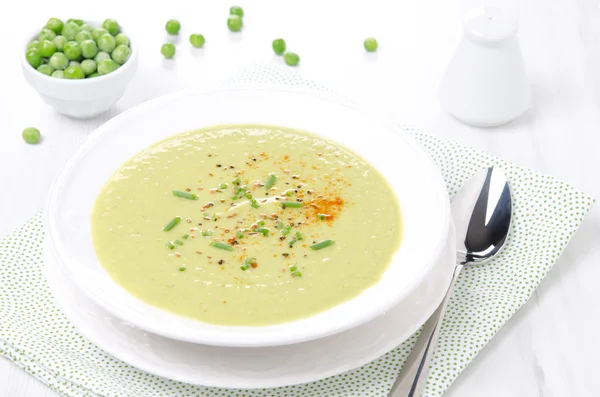 Kall soppa på gröna ärtor med yoghurt och gräslök — Stockfoto