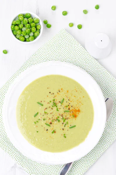 Sopa fría de guisantes verdes con yogur y cebollino vista superior — Foto de Stock