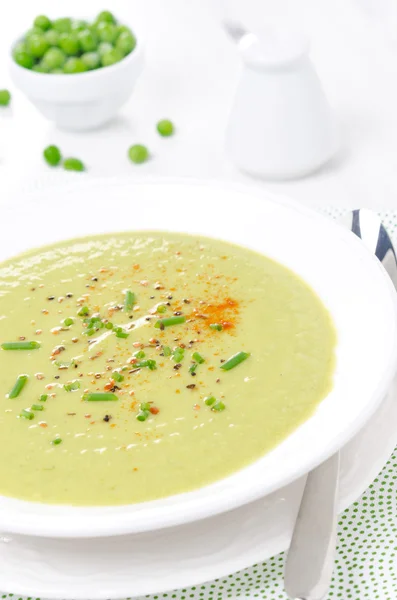 Sopa fría de guisantes verdes con yogur, cebollino y pimientos — Foto de Stock