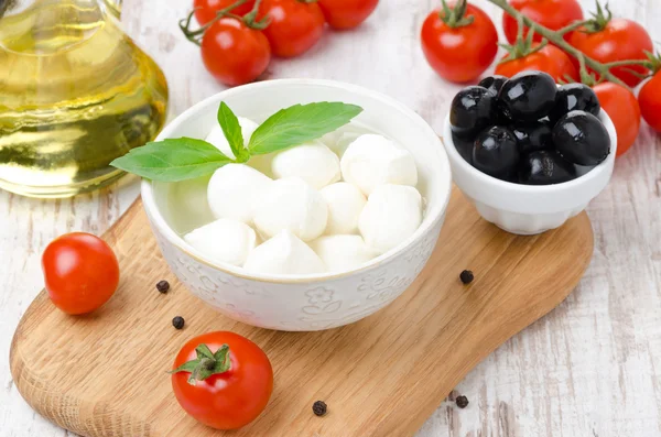 Färsk mozzarella, oliver och körsbärstomater — Stockfoto