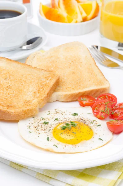 Sahanda yumurta, taze domates ve kahvaltıda gevrek ekmek — Stok fotoğraf