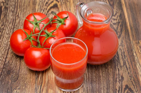 Sklo a džbán rajčatové šťávy, čerstvá rajčata — Stock fotografie