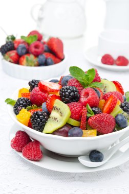 taze meyve ve çilek beyaz bir kase salata