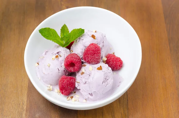 与新鲜树莓和薄荷的一碗冰淇淋 — 图库照片