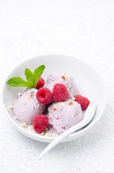 Zmrzlina s čerstvými malinami a mátou v bílé misce — Stock fotografie