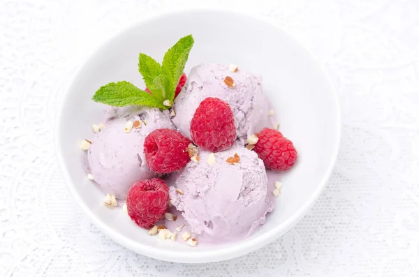 Ice cream with fresh raspberries in a bowl — Stock Photo, Image