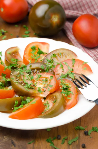 Salad of two varieties of tomatoes with fresh parsley — Stock Photo, Image