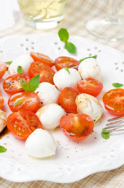 Salad dengan mozzarella mini, tomat ceri dan kemangi segar — Stok Foto