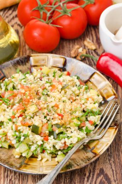 bulgur, kabak, domates, biber ve maydanoz salatası