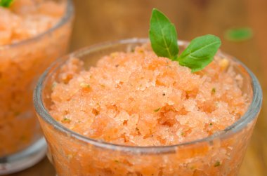 bir cam yatay Fesleğenli domates püresi