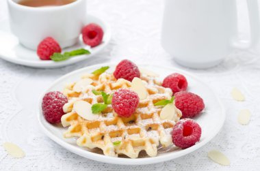 taze ahududu, badem ve çay kahvaltıda gözleme