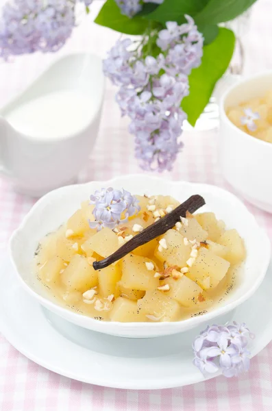 Kompott aus Äpfeln und Birnen mit Vanille, Joghurt und Flieder — Stockfoto