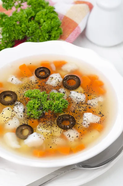 Fischsuppe mit Kartoffeln, Karotten und Oliven Nahaufnahme senkrecht — Stockfoto