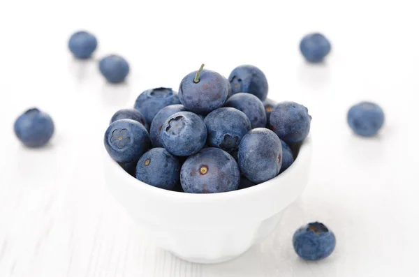 Fresh blueberries in a white bowl, horizontal — Stock Photo, Image