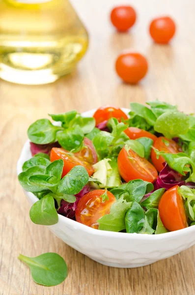 Verse salade en cherry tomaten in een kom — Stockfoto