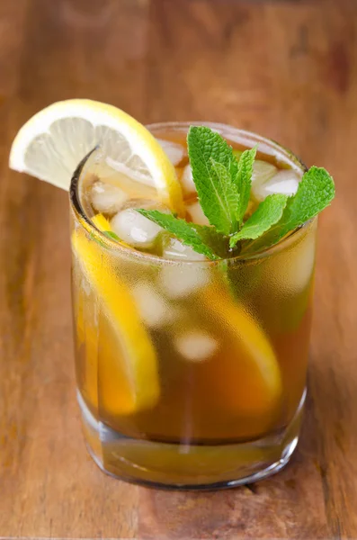 Üveg ice tea citrom- és menta közelről — Stock Fotó