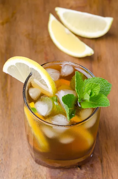 Склянка льодовикового чаю з лимоном і м'ятою — стокове фото