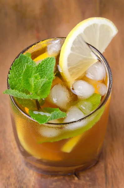 Üveg ice tea, citrom, menta, felülnézet — Stock Fotó