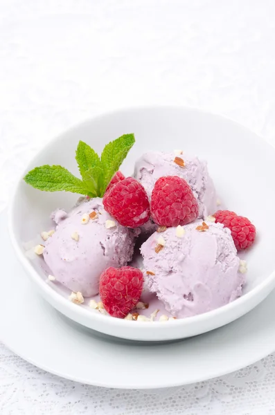 Helado con frambuesas frescas en un bol vertical —  Fotos de Stock