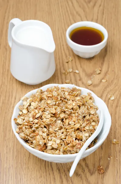 Zelfgemaakte muesli, kruik van melk en een kom van honing voor ontbijt — Stockfoto