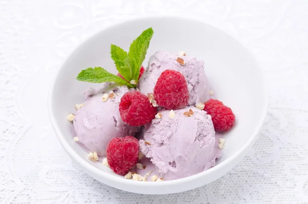 Ice cream with raspberries in a bowl — Zdjęcie stockowe