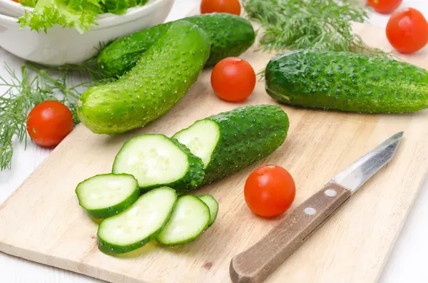 Ingrediënten voor salade - verse komkommers, tomaten en kruiden — Stockfoto