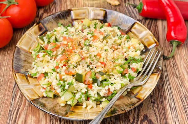 Salad dengan bulgur, zucchini, tomat dan peterseli di piring — Stok Foto