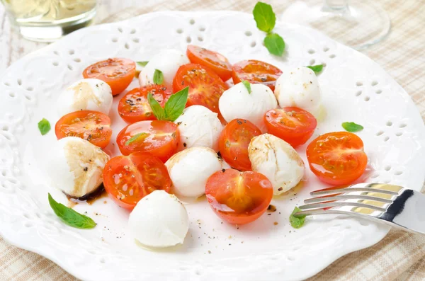 Salad with mini mozzarella, cherry tomatoes and fresh basil — Stock Photo, Image
