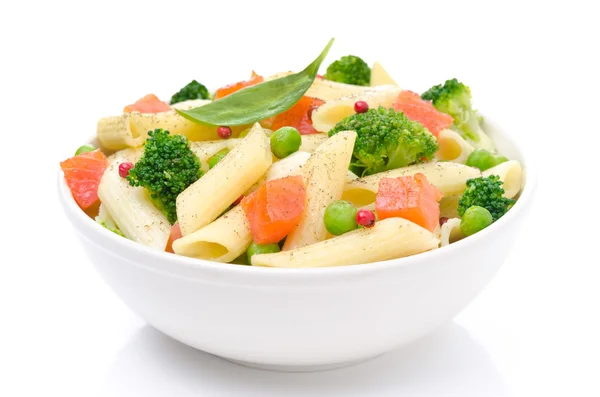 Makarna, füme somon, brokoli ve yeşil bezelye salatası — Stok fotoğraf