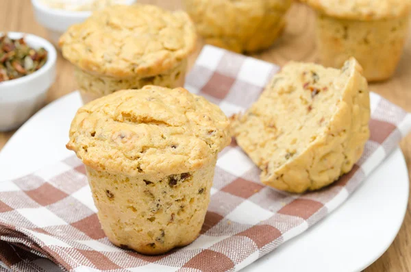 Mellanmål muffins med torkad paprika och lök på en tallrik — Stockfoto